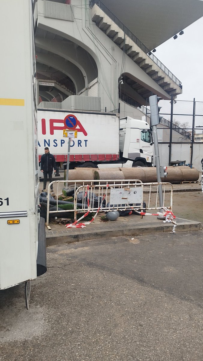 Y digo yo, ¿no se necesitan informes técnicos para garantizar que el césped esté en condiciones para el próximo partido y que <a href="/LaLiga/">LALIGA</a> tenga que dar el ok al cambio en mitad de la competición?

Ayer a las 11h aún estaban con los trabajos