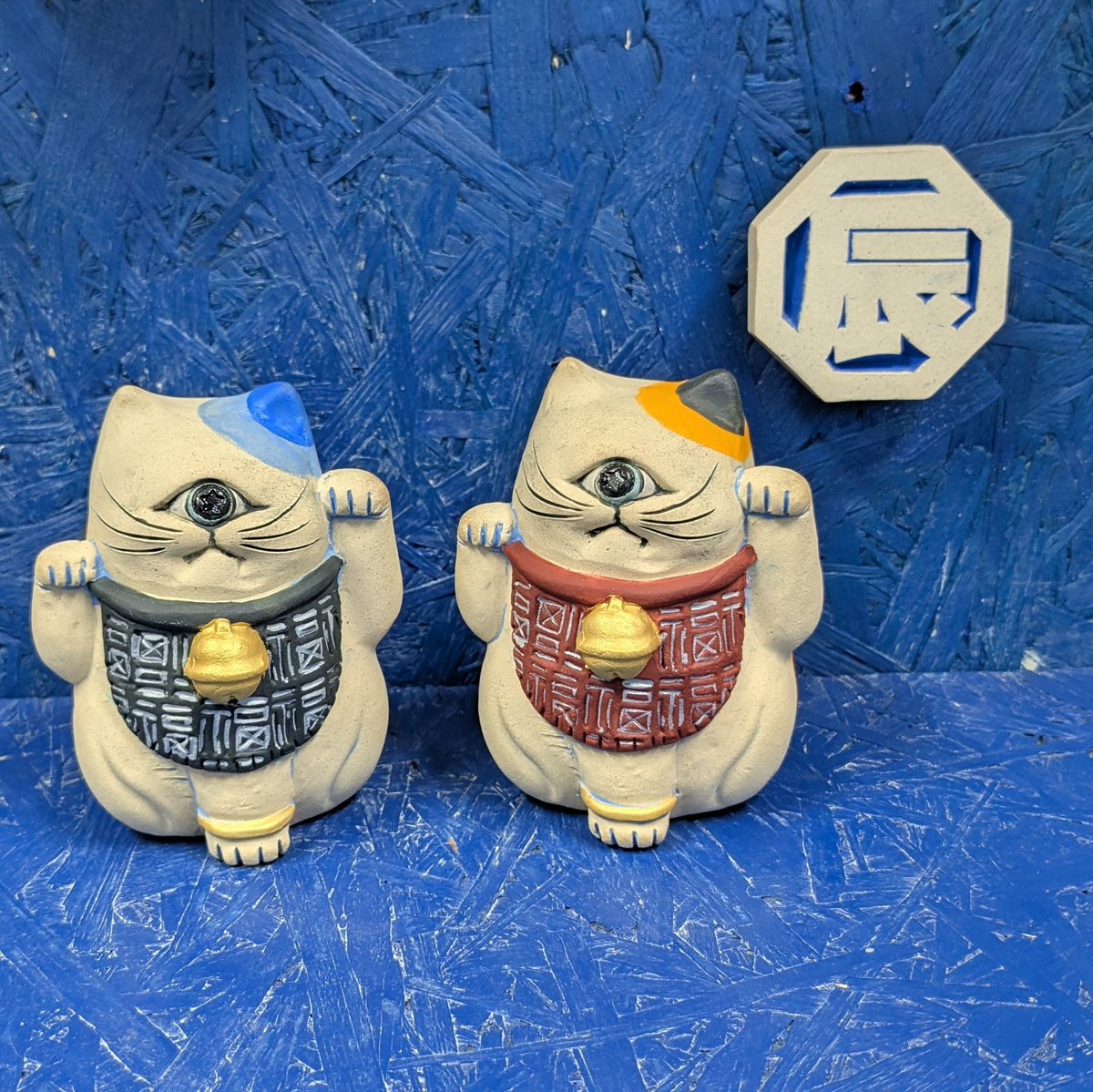 数珠とピンバッチとプランツタグ クマと招き猫とダルマ ワンフェスに