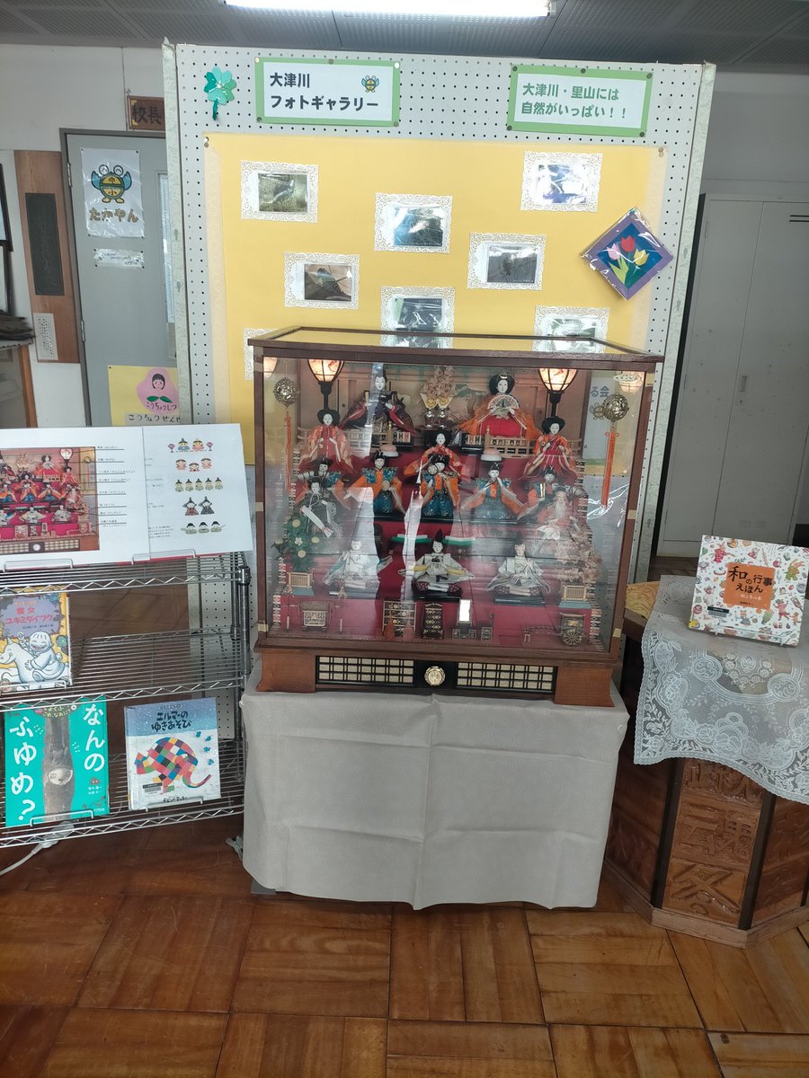 雛人形を出して飾りました。
これで3年目。