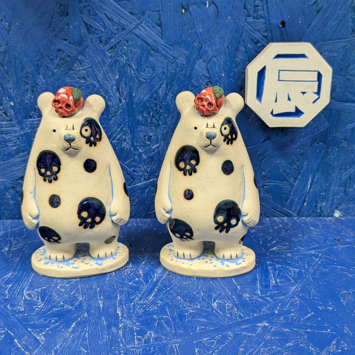 数珠とピンバッチとプランツタグ クマと招き猫とダルマ ワンフェスに