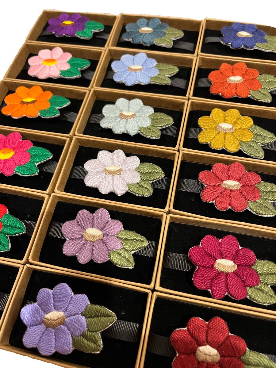 amarinuno's tweet photo. 手刺繍のお花の帯留めを仕立てました❁
ぷっくりしてる花びらとやわらかな葉がポイント。
三分紐用の爪付き金具で使いやすく、裏面は合皮仕上げです。
minneにて販売中🌿
ぜひ覗いて見てください✨

#帯留め #手刺繍 #着物コーデ #和小物 #ハンドメイド #minne https://t.co/8BybwNE3t3