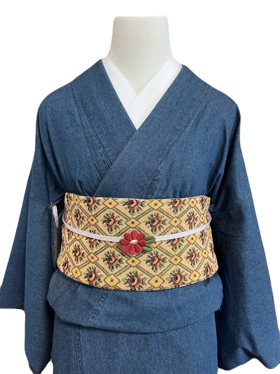 amarinuno's tweet photo. 手刺繍のお花の帯留めを仕立てました❁
ぷっくりしてる花びらとやわらかな葉がポイント。
三分紐用の爪付き金具で使いやすく、裏面は合皮仕上げです。
minneにて販売中🌿
ぜひ覗いて見てください✨

#帯留め #手刺繍 #着物コーデ #和小物 #ハンドメイド #minne https://t.co/8BybwNE3t3