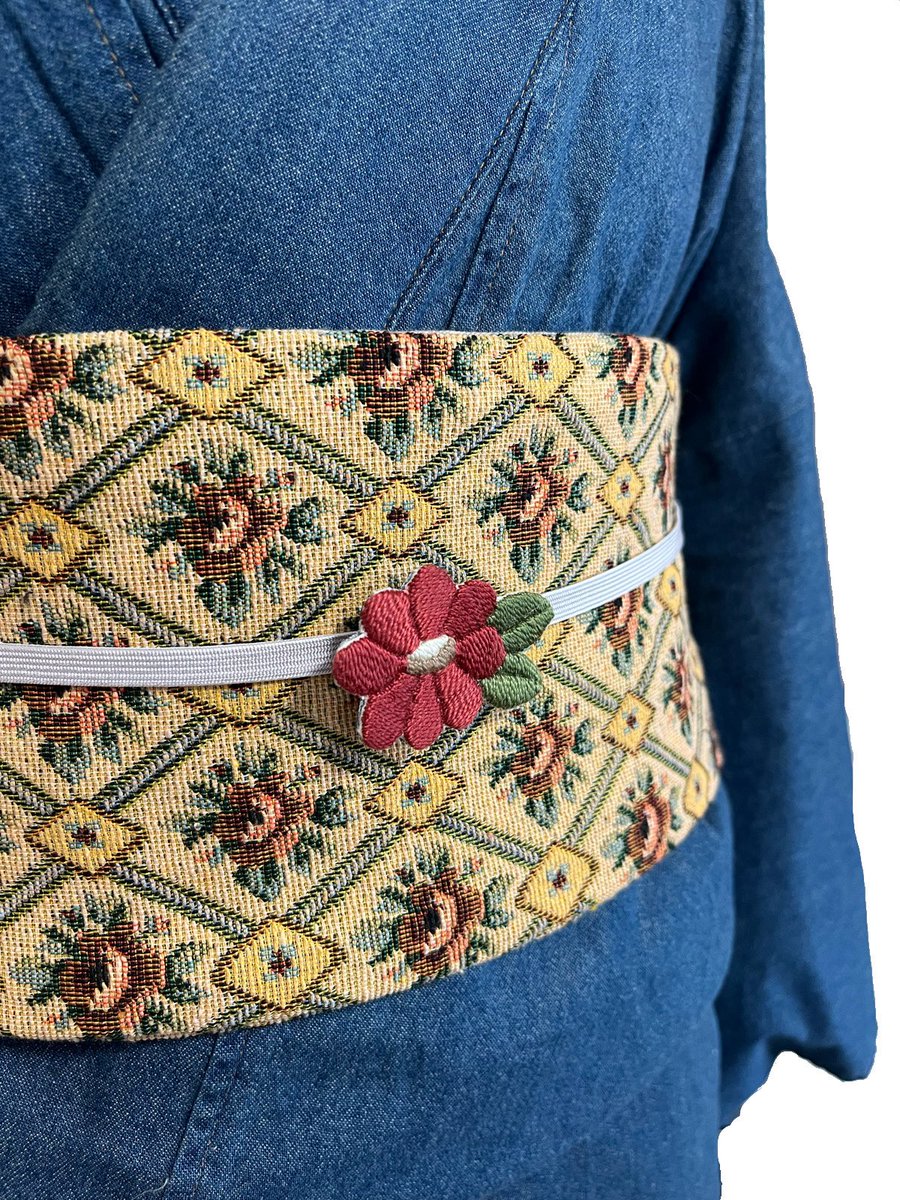 amarinuno's tweet photo. 手刺繍のお花の帯留めを仕立てました❁
ぷっくりしてる花びらとやわらかな葉がポイント。
三分紐用の爪付き金具で使いやすく、裏面は合皮仕上げです。
minneにて販売中🌿
ぜひ覗いて見てください✨

#帯留め #手刺繍 #着物コーデ #和小物 #ハンドメイド #minne https://t.co/8BybwNE3t3