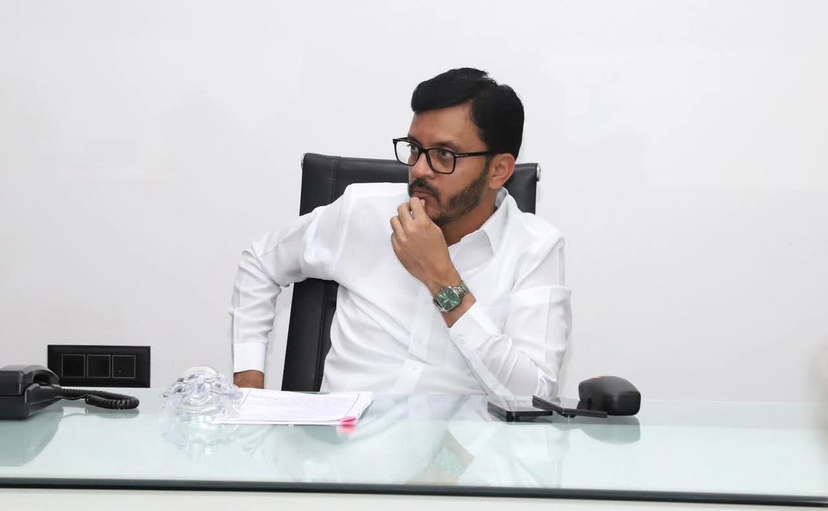 चला, बीड शहर स्वच्छ करूया !

छत्रपती शिवाजी महाराज यांच्या जन्मोत्सवानिमित्त व मुस्लिम बांधवांचा पवित्र रमजान महिना सुरू होत असल्याच्या पार्श्वभूमीवर, बीड शहरातील स्वच्छता, विद्युत आणि पाणीपुरवठा विभागाचा आढावा नगर परिषदेच्या नवनिर्वाचित नगराध्यक्षा श्रीमती प्रेमलताताई पारवे