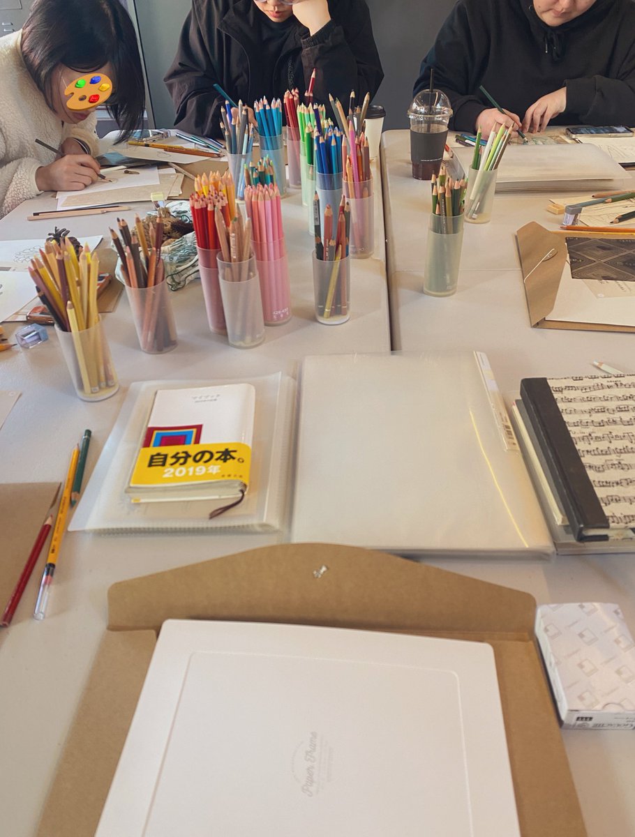 아트북페어림 확실히 환경•생태•자연•동물에 관심있는 분들이 많이 오셔서 할 얘기도 많고 즐거웠습니다. 기록으로 기억하기 색연필 워크샵도 잘 마쳤습니다. 즐겁게 그리시는 모습을 보니 기쁘고 의미 있었어요. 내일도 반갑게 만나요! (현장 입장도 가능..) 🌳📚🌷