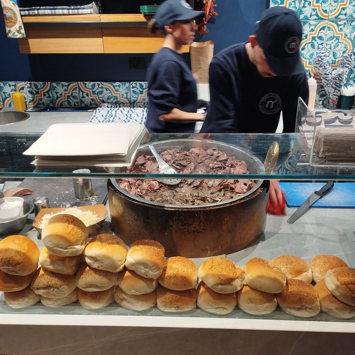 Stāv pamatīga rinda ar sicīliešiem pie milzu gaļas katla - domāju, jāpagaršo. Nevarēju saprast kas tas ir. Jocīga gaļa, siers, maizīte.

Izrādījas - pani câ meusa. Teļa liesa un plaušas. Ar alu kopā 6,5€

Sicīlieši ēd ēzeļa, zirga gaļu, cieņā arī mežacūkas. https://t.co/1Cly15ORgf