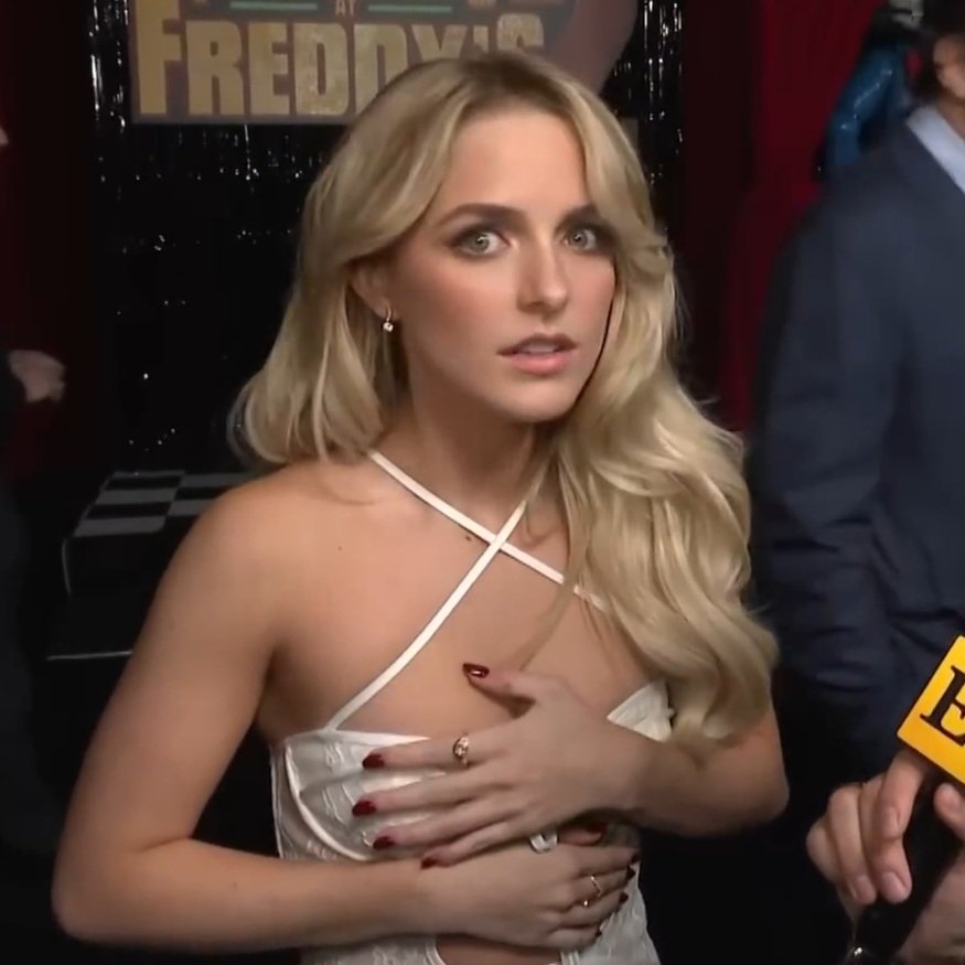what's their deal with tormenting her at the red carpet? 😭😭😭