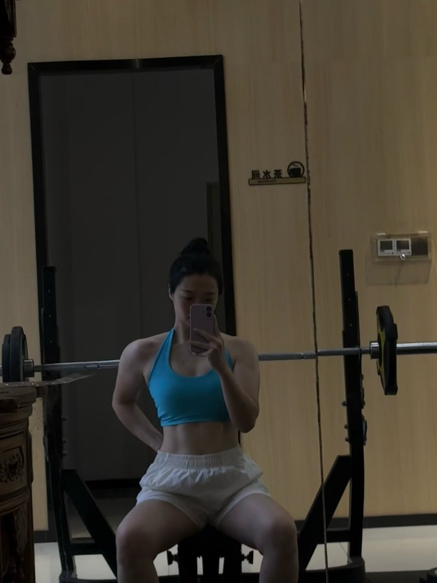 如果以健康为目的去健身的话会很累的，试着像我一样，把健身看作为了成为杀手而做的训练吧。🏋️

周末限定皮肤💪

继续 #蓝V互关 🙋‍♀️