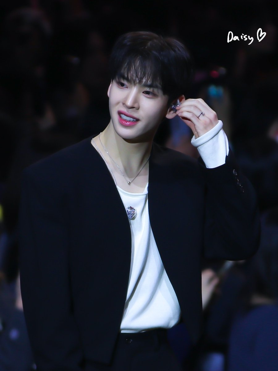 260207 CRAVITY VITY FESTA

오늘도 잘생겼어❣️

#CRAVITY #크래비티 
#ALLEN #앨런