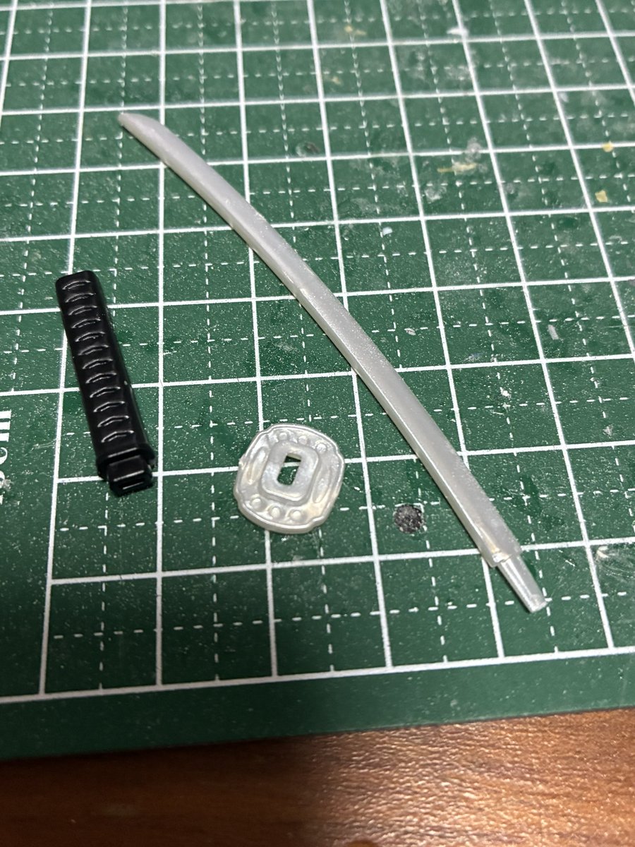 xoqFv7rmf8QWcaS's tweet photo. ダイソーさんで見つけた

武者系作ってると刀足りねー！ってなりますよね？
そんな時はこちら！
今なら刀掛けも付いて(ずっと付いてます😅)100円！となっております

持ち手がちょっと太いんで加工が必要ですけどね https://t.co/WeEfeD3REt