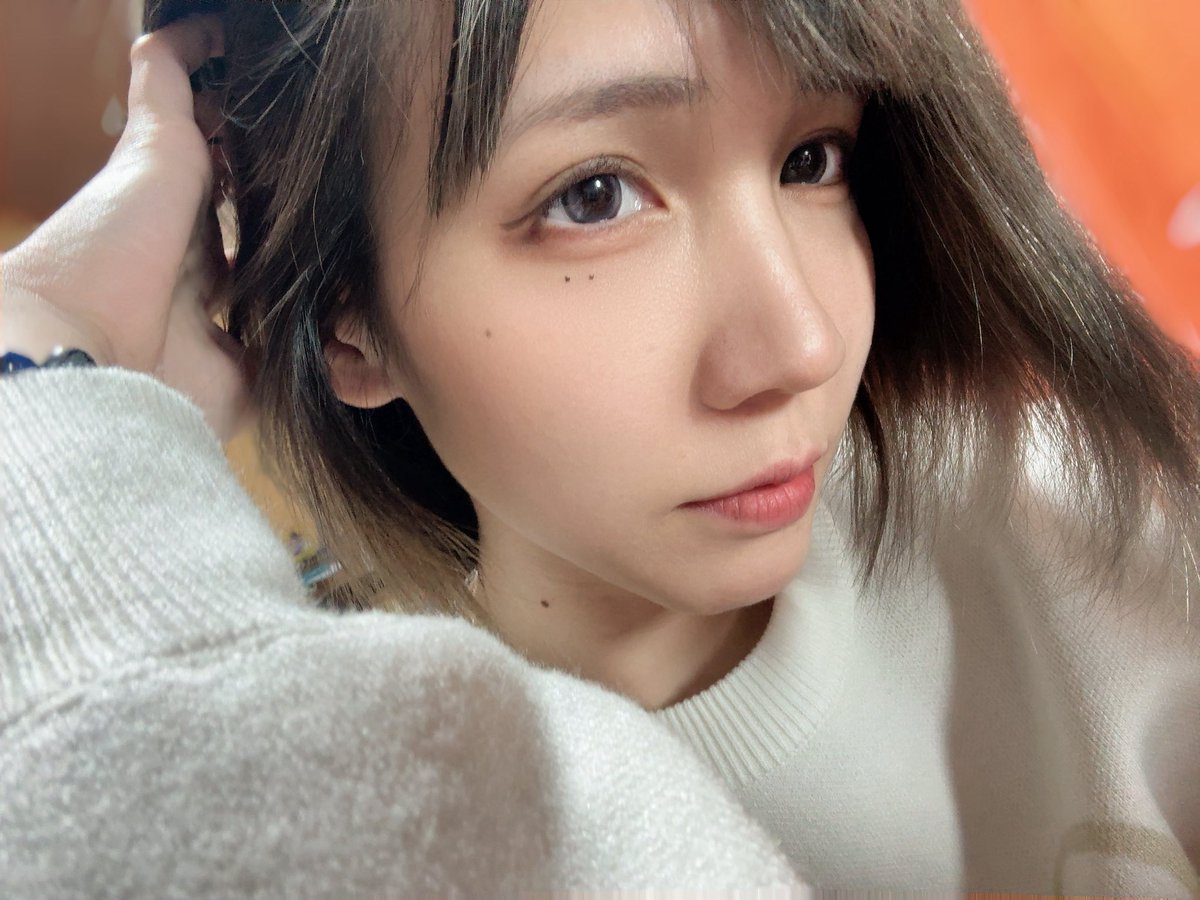 女の子からよく二重を褒めて貰えるんですが
元々は奥二重でコンプレックスだったんだよ

中学生の時からアイプチを毎日続けて
10年以上経ってやっと癖付きました

いまだにお目目は小さいけど、
二重になったから少しは大きくなれたはず