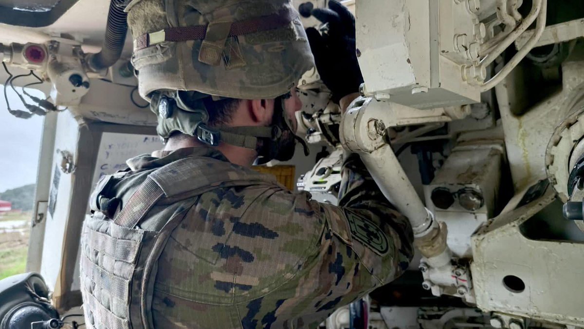 FUTER_ET's tweet image. Alféreces cadetes de 4º curso de la #AGM y 5º de la #ACART han finalizado una semana de prácticas con fuego real con el apoyo del #GACAX, reforzando así su instrucción técnica y táctica como parte de su formación como Oficiales del #ET.
#BrigadaGuzmánelBueno
#SomosTuEjército