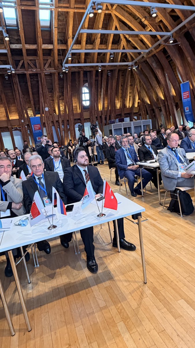 Hüseyin Baş, 11. Uluslararası Milli Ekonomi Modeli Kongresini Viyana Teknik Üniversitesinde kongre salonunda takip ediyor.

<a href="/huseyinbas_BTP/">Hüseyin Baş</a> <a href="/MilliEkonomiTR/">Milli Ekonomi Modeli</a>