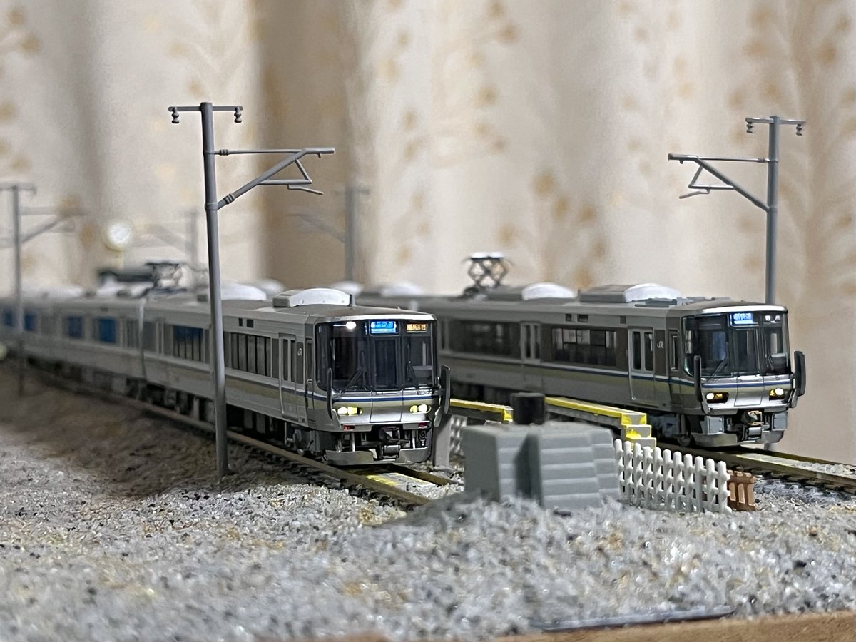 MM011014's tweet photo. 223系2000番台V15編成仕様の併結相手変更しました！223系1000番台W3編成！転落防止幌付けるの大変、、、、行先は野洲と播州赤穂に！
京都鉄博行けないので模型で我慢ですね・・・・近々実車見に行きますがｗｗ
#TOMIX
#223系
#新快速 https://t.co/v05Hn7OjKf