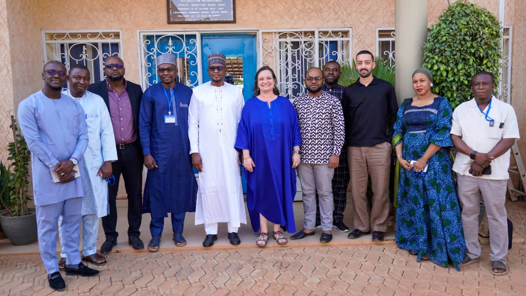 OIMNiger's tweet photo. L’OIM et le @fonap_N ont signé un Mémorandum d’Entente pour renforcer leur collaboration en faveur des jeunes, des femmes et des migrants de retour au Niger.
Un partenariat pour davantage d’opportunités économiques et un développement plus inclusif.
#FONAP #Migration https://t.co/ikgYJ7uEW0