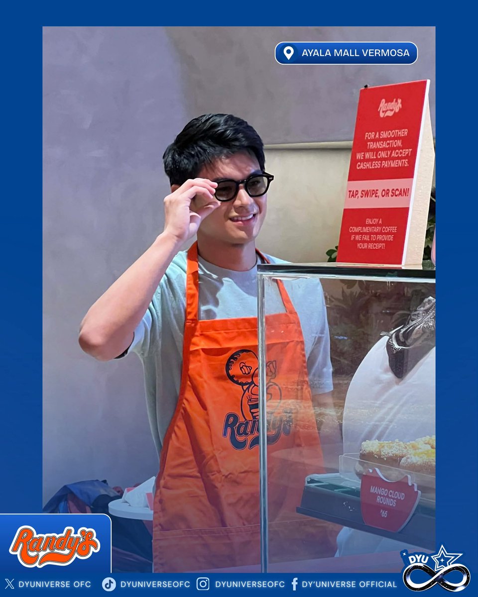 DYUniverseOFC's tweet photo. 𝐃𝐘𝐔𝐧𝐢𝐯𝐞𝐫𝐬𝐞 𝐒𝐮𝐩𝐩𝐨𝐫𝐭𝐬 𝐃𝐮𝐬𝐭𝐢𝐧 𝐘𝐮 𝐚𝐭 𝐑𝐚𝐧𝐝𝐲’𝐬 𝐀𝐲𝐚𝐥𝐚 𝐌𝐚𝐥𝐥 𝐕𝐞𝐫𝐦𝐨𝐬𝐚

DYUniverse showed up in full support of Dustin Yu during his visit to Randy’s Ayala Mall Vermosa branch. 

As part of our support, we also distributed boxes of Randys to our Team Live members, celebrating and amplifying the brand alongside Paps.

Thank you so much to everyone who came, showed up, and continued to support Dustin Yu. Your presence and energy always make every moment more meaningful. 💙

DUSTIN AT RANDYS VERMOSA
#DustinYu
