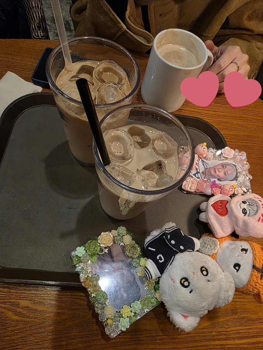 생카 못 와서 마음에 걸렸는데 그래도 빈이생카굿즈 전달 할 수있는 급만남이 생기고 무엇보다 얼굴봐서 좋았당🥹🩷오하행🍀