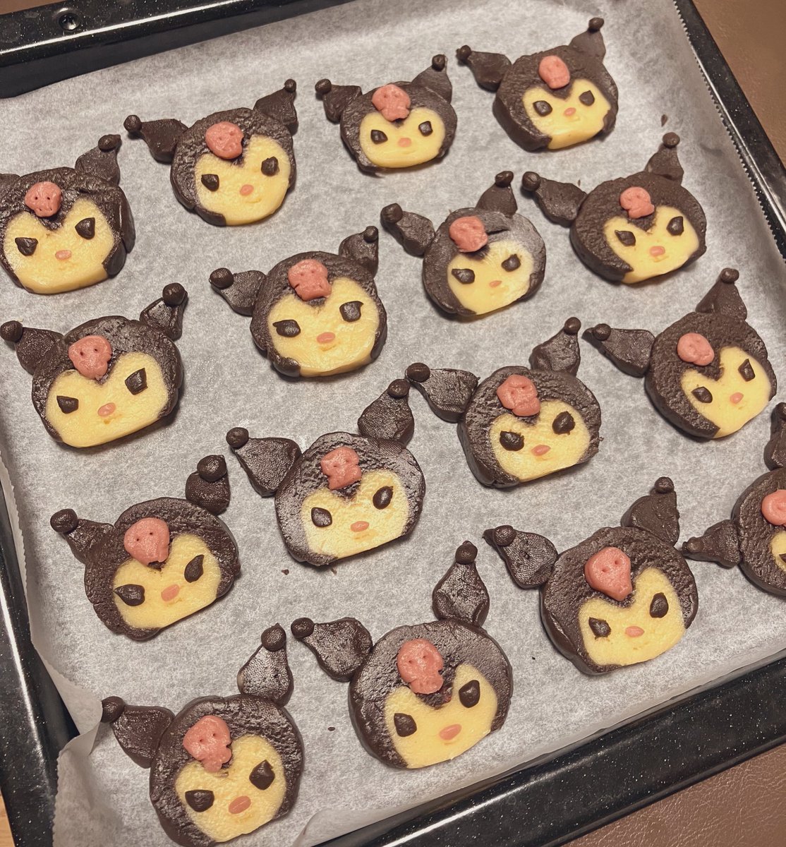 azalea88's tweet photo. 長女にせがまれて
クロミクッキー焼いてみ��した🍪💜🖤

意外とちゃんとクロミちゃんになってくれて、一安心😂笑

 #クロミちゃん #クッキー https://t.co/hKxJ7C2Qam
