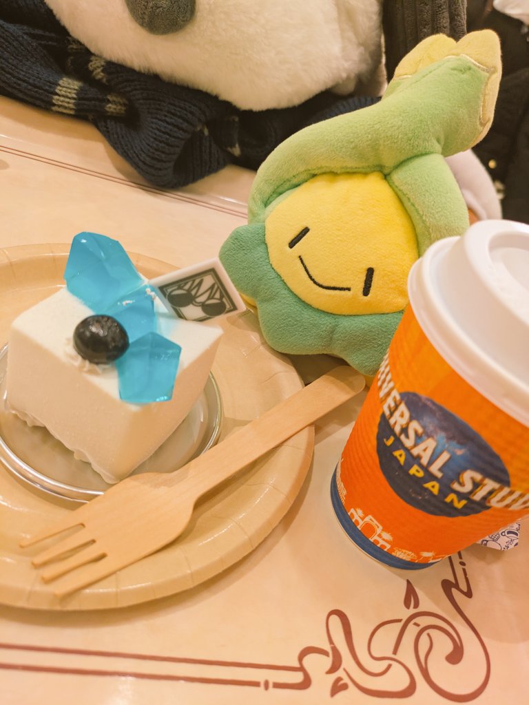 himamusume's tweet photo. ちょっと久々にユニバに来た。とりあえず期間限定のスペファンと呪術廻戦4Dを体験して、五条悟のケーキを食べる。スボミーちゃんもご機嫌ですよ🥰 https://t.co/JexfM1ODPC