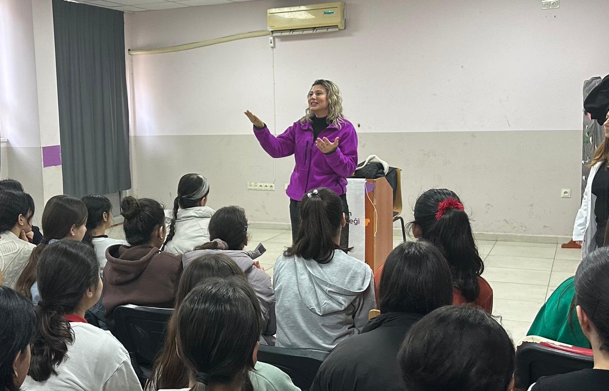 LiderKad's tweet photo. Lider Kadın Derneği olarak Mardin Halk Sağlığı Başkanlığı iş birliğiyle Şehit İlhan Varak Ortaokulu’nda kız öğrencilerle bir araya geldik. Sağlık uzmanları tarafından verilen regl eğitimiyle, kız çocuklarının bu konudaki çekincelerini konuşabildikleri, merak ettikleri sorulara++ https://t.co/1y2Thxcynh