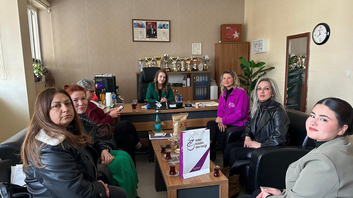 LiderKad's tweet photo. Lider Kadın Derneği olarak Mardin Halk Sağlığı Başkanlığı iş birliğiyle Şehit İlhan Varak Ortaokulu’nda kız öğrencilerle bir araya geldik. Sağlık uzmanları tarafından verilen regl eğitimiyle, kız çocuklarının bu konudaki çekincelerini konuşabildikleri, merak ettikleri sorulara++ https://t.co/1y2Thxcynh