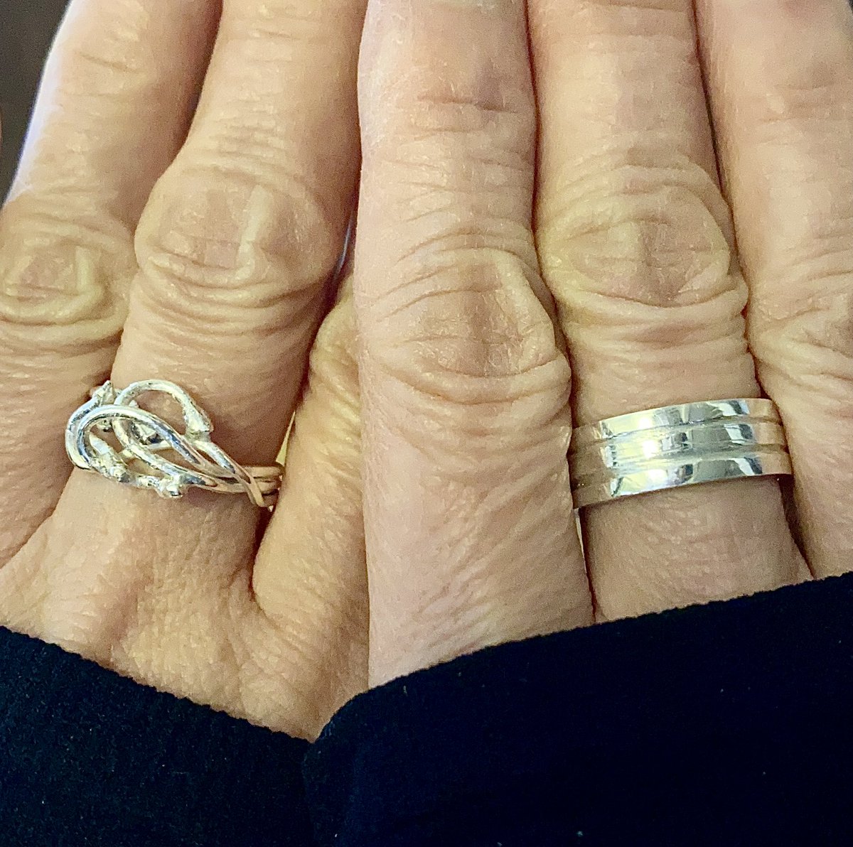 chikobun's tweet photo. 細工講座に通い始めました
市民文化センターで
まず初めは平打ちリング💍
二つ目はワイヤーリング
両端を線香花火みたく玉にして
輪っかにして造作
ガスバーナーや希硫酸を使い
ヒヤヒヤですが何より
金属類の高騰が1番ヤバい😱
いつか先輩さんのように
石付きリング作りたい💎
#silvercraft https://t.co/Vnu9PlROs5