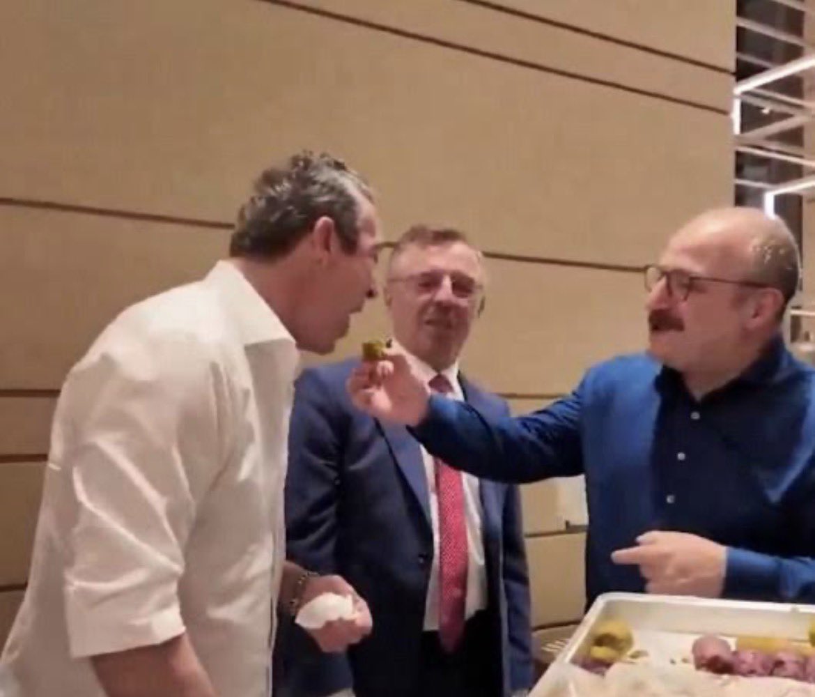 Şeyhi “Hamile kadınların sokağa çıkması terbiyesizliktir” diyen biri olan tarikatçı athena gökhan, kendi başkanı Ali Koç’un ağzına aldıklarını çabuk unutmuş. 

Atatürk ve Türkiye Cumhuriyeti gençleri olarak bu tarikatçılara her fırsatta hadlerini bildirmeye devam edeceğiz!