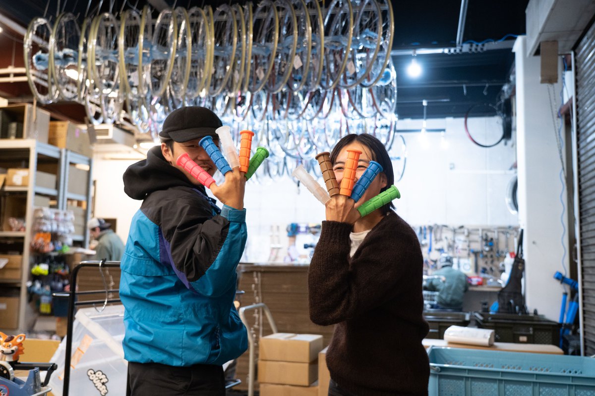 OURY Mountain grip クリアカラー🩻
がブルーラグ別注で復活🫥スケルトンなニュアンスは、ちょい足しカスタムでも重宝しそう👀（なにより、ねだんもいいよね）
限りなく透明に近いオーリー、オールウェイズお試しください🍥
store.bluelug.com/oury-mountain-…