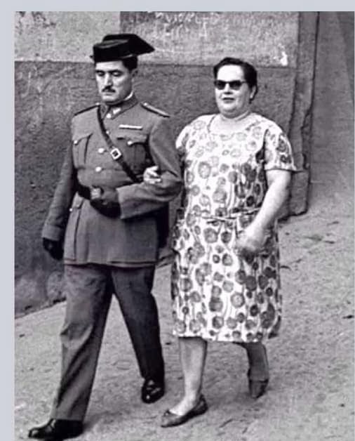 harryelsocio's tweet photo. Foto de un implacable y severo Sargento; y de su brazo, un Guardia Civil de uniforme. https://t.co/KozwoBC0hr