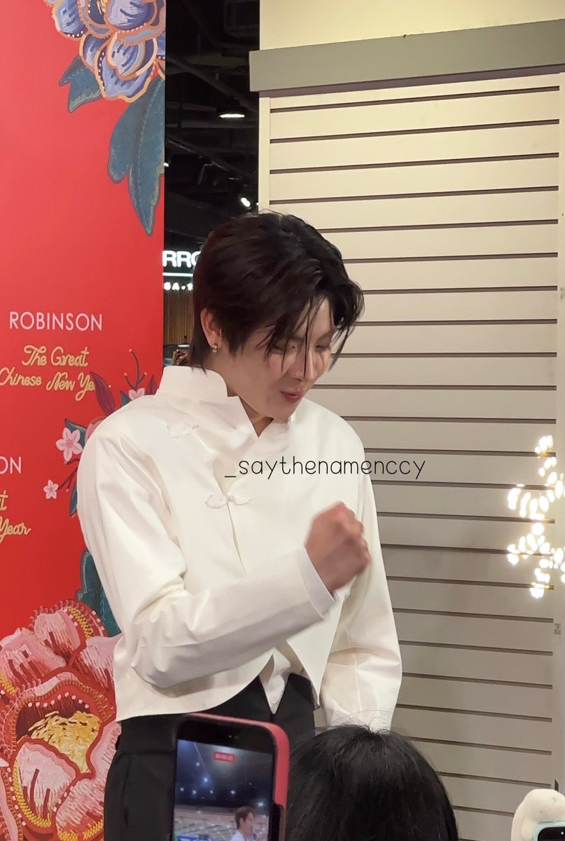 _saythenamenccy's tweet photo. เฟิ้ดส่งไมค์ให้ติดฝนร้อง แล้วมังทำท่านี้คือ55555555

 #RobinsonXTleFirstone https://t.co/0xgeiOVdy9