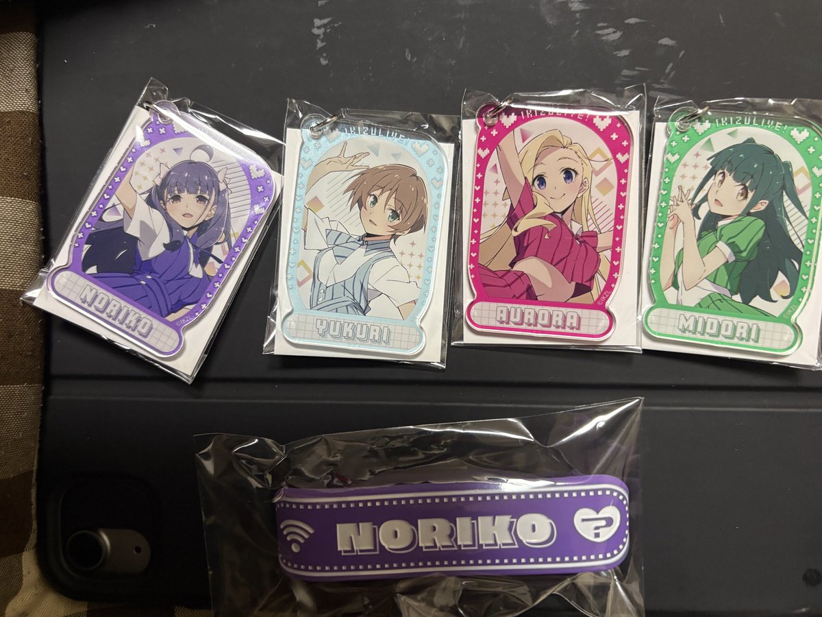 届いたので開封。30個中21個缶バッジでまあまあ出てくれた。とりあえず