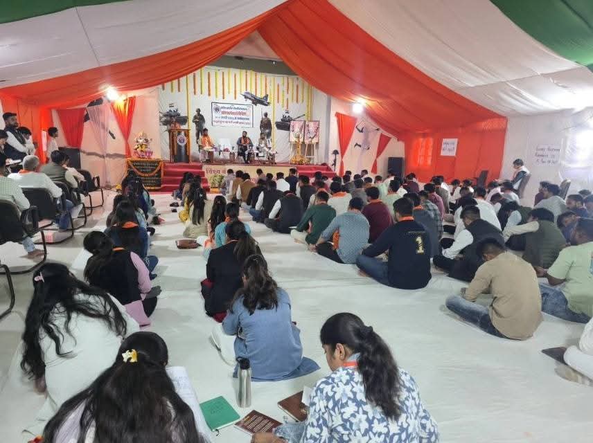 महू ‌में अभाविप मालवा प्रांत की प्रांत कार्यकारिणी बैठक का विधिवत शुभारंभ प्रांत अध्यक्ष डॉ. सौरभ परीख, प्रांत मंत्री श्री दर्शन कहार, मध्यक्षेत्र के क्षेत्रीय संगठन मंत्री श्री चेतस सुखड़िया व प्रांत संगठन मंत्री श्री संदीप वैष्णव द्वारा दीप प्रज्वलन कर किया गया।
.
.
#abvpmalwa