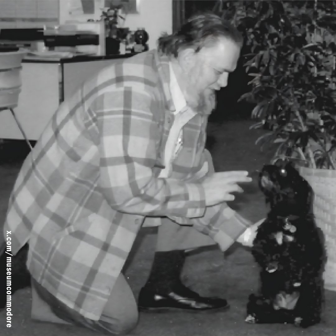 cybercaronte's tweet photo. En nuestro último podcast hablamos de Mitchy, la perrita de Jay Miner (creador del Amiga). Gracias a @MuseumCommodore tenemos estas dos fotos de ambos. Podcast: https://t.co/W0w55TLSFv #Amiga #Podcast #Commodore https://t.co/vQntA371Jv