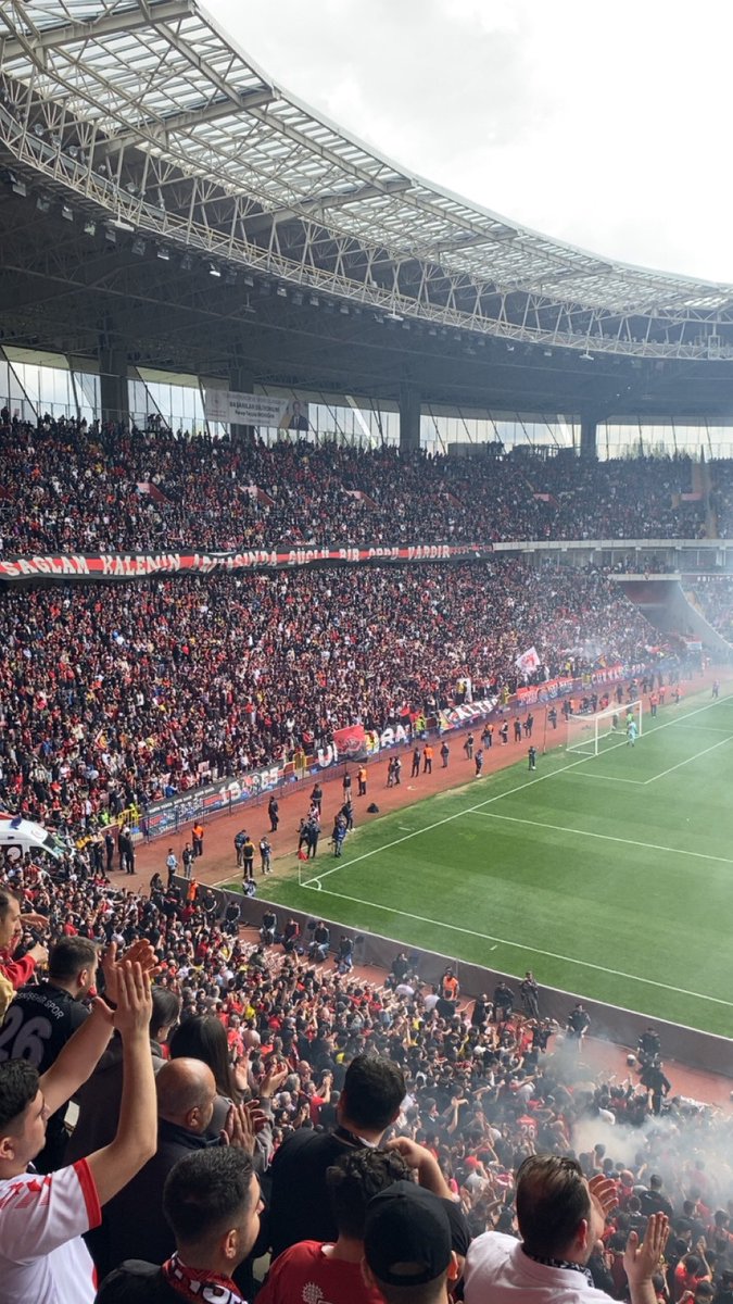Bazıları vazgeçer, teslim olurlar.
Bazıları korkmadan dimdik dururlar.
Vazgeçmeyenler işte burdalar;
Bak onlara ESKİŞEHİR 🖤❤️