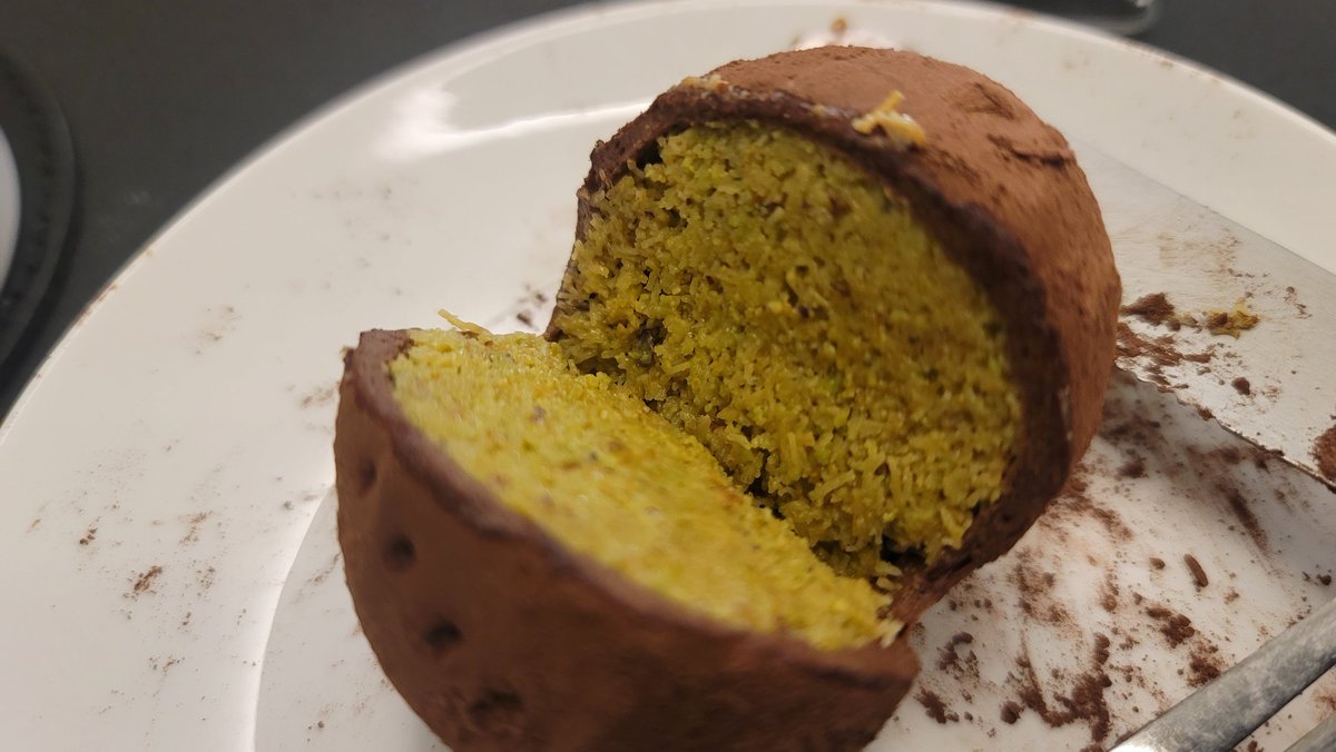 단 거 진짜진짜 잘 못 먹는 사람의 히든 두쫀쿠 후기/ 아몬드 : 오오~ 고소하고 별로 안 달고 맛있닷 / 그냥 드쫀쿠 : 맛있는데 달다ㅋㅋㅋ 커피 필수..🤣🤣🤣 단 거 좋아하는 사람은 피스타치오 쪽이 더 취향일 듯한~