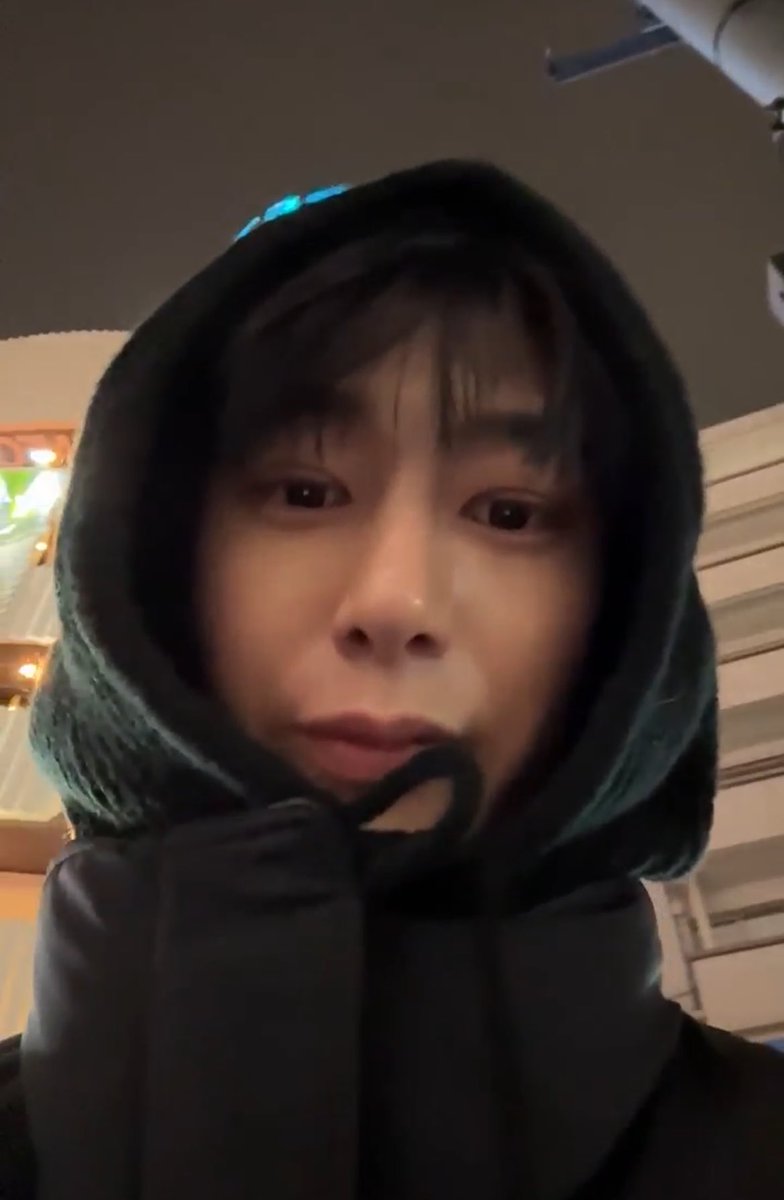 혼자 또 눈치 보여가지구 웅알웅알 길거리 다니면서
자판기 양산 (우산 많아) 세일러문 보여주구 춥다고 들어가봐야한대 진짜 바부 형원이 ....