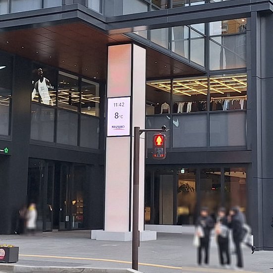 #福ビル（福岡ビル）の象徴？だった温度計。
3階の角にあったが、ワンビルに建て替わった今、デジタルサイネージになって残っています。
左：1970年代前半？（福ビル閉館前の写真展から）
右上：2019.3
右下：2026.1
天神交差点を通る際、何度となくこの温度計を見た事でしょうか。