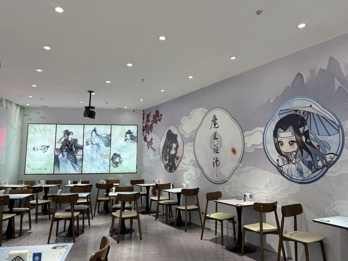 📍魔道祖師×中国上海カフェ

本国のメニュー相変わらず面白かった✨笑

藍安辞賦集を春画にすり替えられたシーン！藍湛が霊力で粉々となったね🥹座学ちゃむとツーショット📸

ドリンクまで身長差！
#MDZS