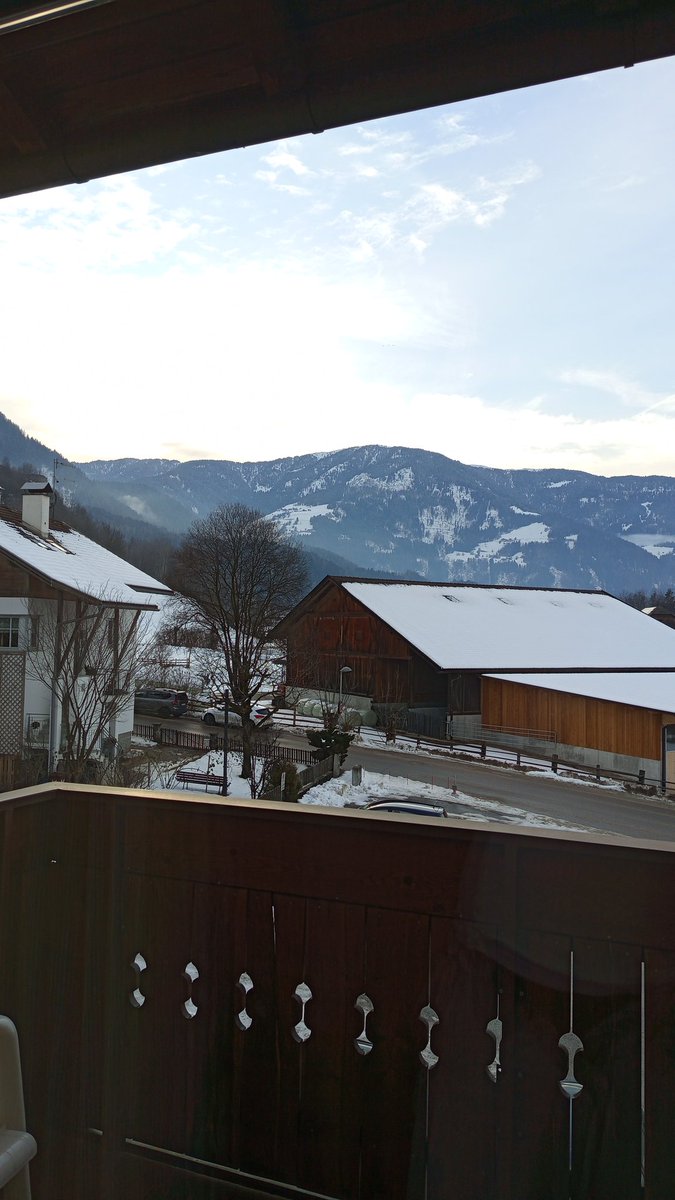 Mi sono appena trasferito in montagna e ho questa vista dalla mia camera da letto, non male direi