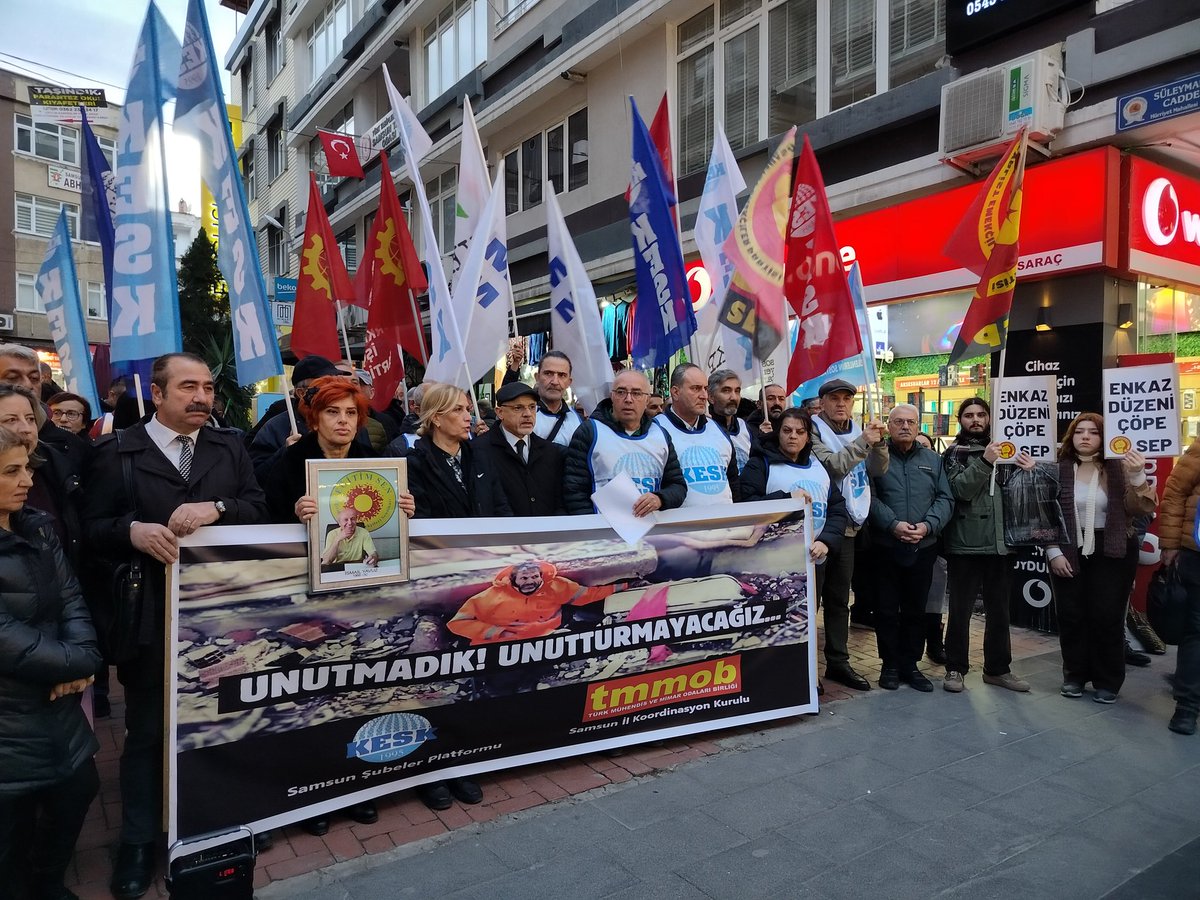 Bugün; 6 Şubat depreminde ihmaller ve hükumetin politikaları yüzünden hayatını kaybederek bizden koparılanları anmak ve onları bizden koparan sorumlulardan hesap soracağımızı hatırlatmak için, ⬇️