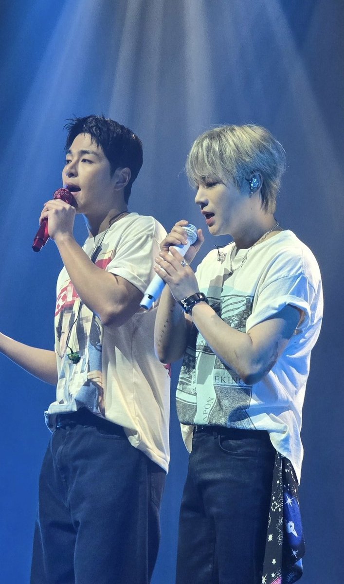 Jinhwan is strikingly gorgeous with his white mic 🎤🤍 #JAY_207