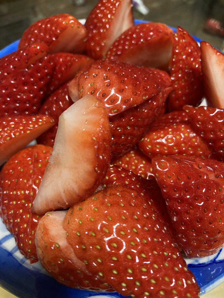 イチゴが美味しい季節です🍓
お値段も手頃になってきました。
こないだスーパーでは、とちあいか1パック398円！