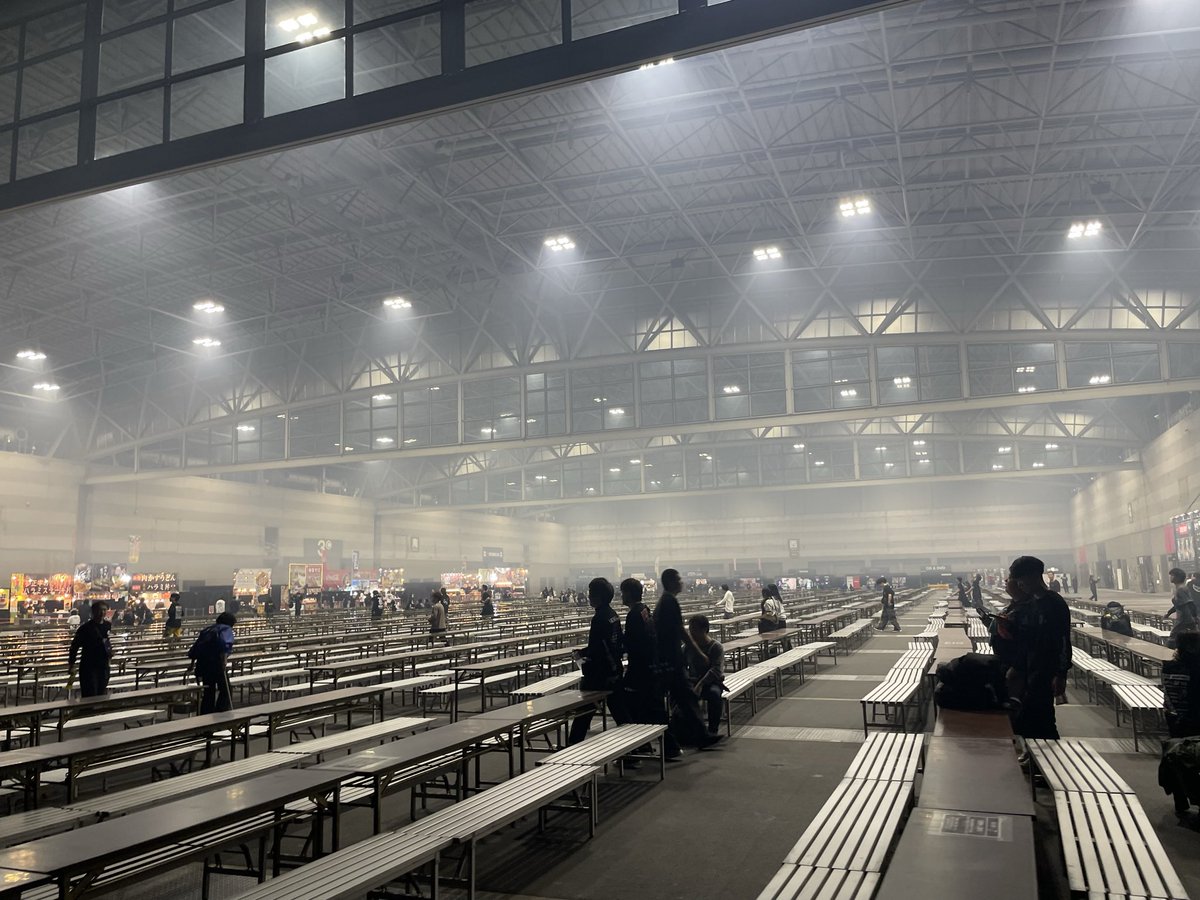 rponponi's tweet photo. ブレアのフードエリア、ワンオク始まってからがスカスカすぎる

#BLAREFEST https://t.co/DRCpI9baXB