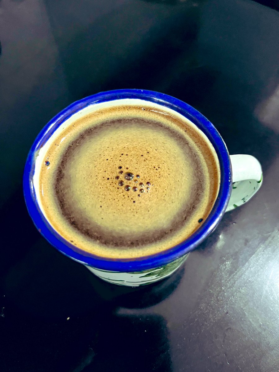 toniheru's tweet photo. Secangkir kopi pahit menunggu senja,
diseruput santai tanpa perlu banyak tanya.
Pahitnya jujur, hangatnya sederhana,
seperti hidup yang tak selalu ramah tapi bermakna.

Di bawah langit yang belajar merelakan cahaya,
aku mulai mengenali diri tanpa banyak drama.
Tak ingin jadi siapa-siapa selain apa adanya,
cukup paham, cukup sadar, dan terus berjalan.

#senja
#kopipahit