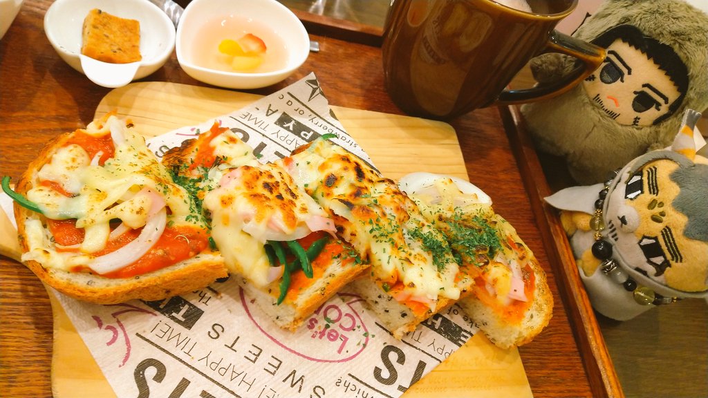 近所のカフェに移動ふぉぜ🍕
