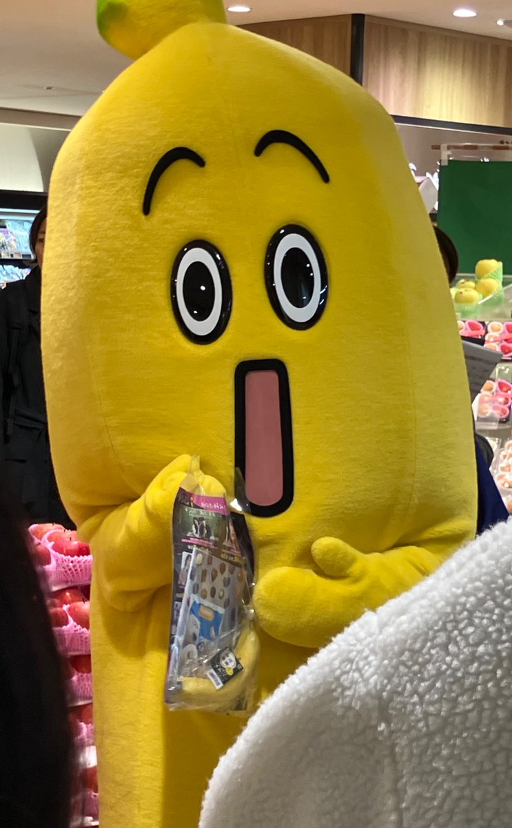 パンフ等入ったバナナセットを、一人一人に手渡し.といっても、自分