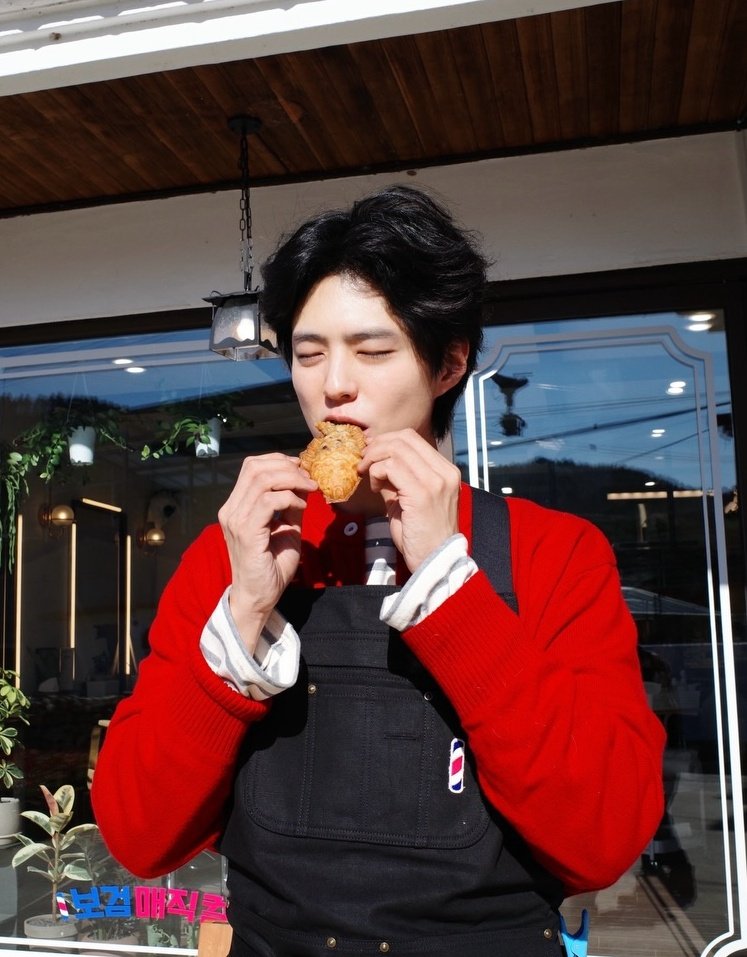 하 동생이 붕빵 꾸웠다고 들고 사진찍는 거 귀여워서 죽엇음