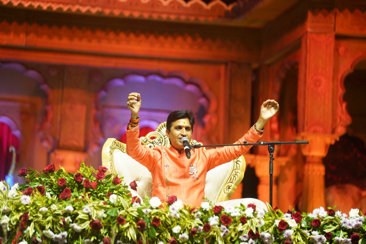 hindidhara1's tweet image. राम नाम रति राम गति,राम नाम बिस्वास।
सुमिरत सुभ मंगल कुसल,दुहुँ दिसि तुलसीदास॥

राम गुणस्तवन के लिए माँ वागीशा ने स्वयं जिनके कंठ में प्रवेश कर धरावतरित किया,उनके अवतरण-दिवस की मंगलबेला प्रशंसकों के लिए अतिप्रसन्नता का दिवस है
@DrKumarVishwas 🎂
#3daystogo
#HappyBirthdayYugKavi