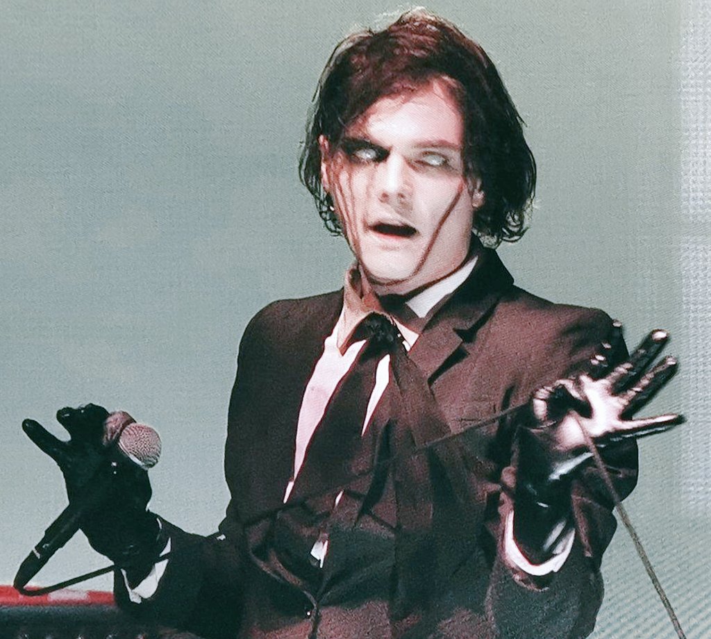 alelvsmcr's tweet photo. I love the current tour, but I miss these kinds of looks https://t.co/4qY33LdoTE