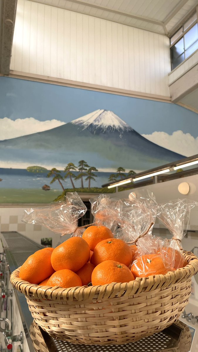kosugiyu's tweet photo. 2月7日、ときおり雪がちらつく高円寺です⛄️

今週末まで、あおとくるの湯🍊
甘くてクセになる熟成みかん販売中！
湯上がりに1個から食べられちゃいます♨️

替わり湯は、刻み草果にバスソルト 
ラベンダー＆オレンジの湯🪻
柑橘とラベンダーの香りに癒されます♨️

🈺8:00〜25:30（最終入場25時） https://t.co/fXYpdGletf